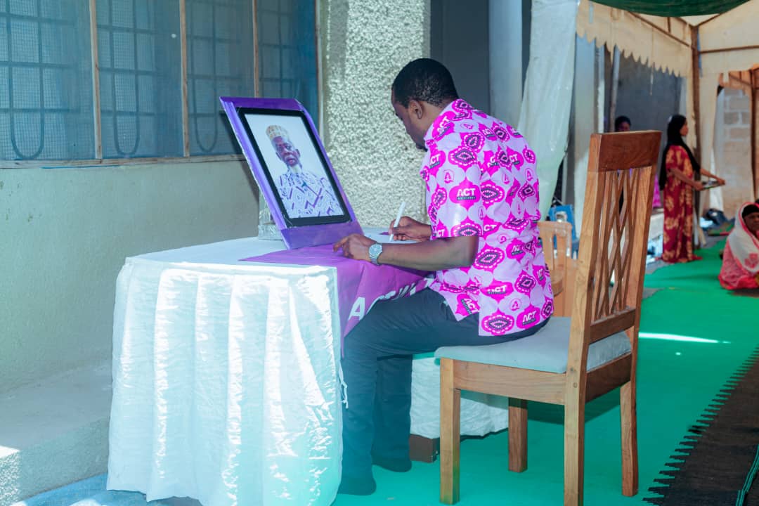 Vicent_Kassala's tweet photo. Katibu Mkuu wa @ACTwazalendo, Ndugu @AdoShaibu akisaini kitabu cha maombolezo msibani kwa aliyekuwa Mwenyekiti wa @NgomeyaWazee Taifa, Alhaj Yasini Mohamed Gumsani.
#Msiba https://t.co/6YC7aZ2Vxs