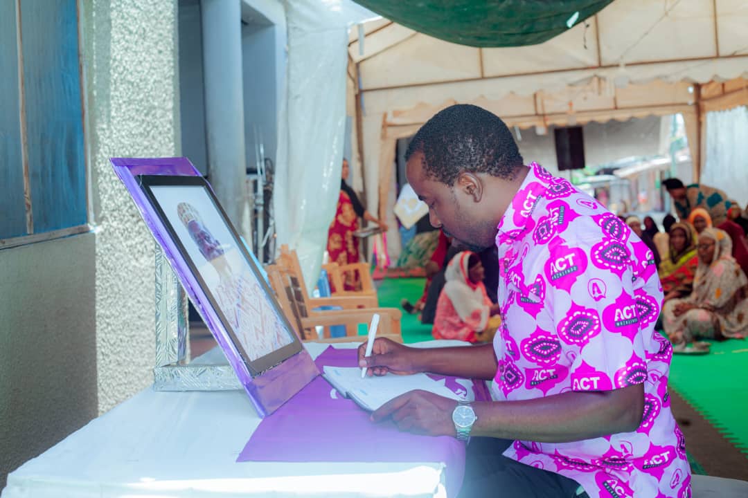Vicent_Kassala's tweet photo. Katibu Mkuu wa @ACTwazalendo, Ndugu @AdoShaibu akisaini kitabu cha maombolezo msibani kwa aliyekuwa Mwenyekiti wa @NgomeyaWazee Taifa, Alhaj Yasini Mohamed Gumsani.
#Msiba https://t.co/6YC7aZ2Vxs
