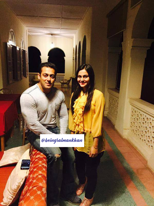 SalmanFans2712's tweet image. #ThrowBack: On the Sets of #PRDP, #SalmanKhan posing with a Fan.