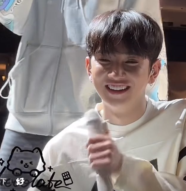 hngsy_'s tweet photo. he is so bilog 😭😭😭 https://t.co/RekoxbssGT