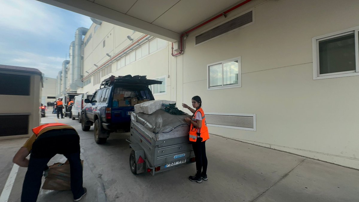 Babeszibilaeus1's tweet photo. Agrupaciones de Protección civil de Euskadi entregando material de primera necesidad para los equipos de emergencia e intervinientes en Valencia debido a la dana. 
@Babeszibilaeus1
Algunas bajan en el día y otras se quedan a trabajar coordinadas por el puesto de mando. https://t.co/j63Jn5tB8y