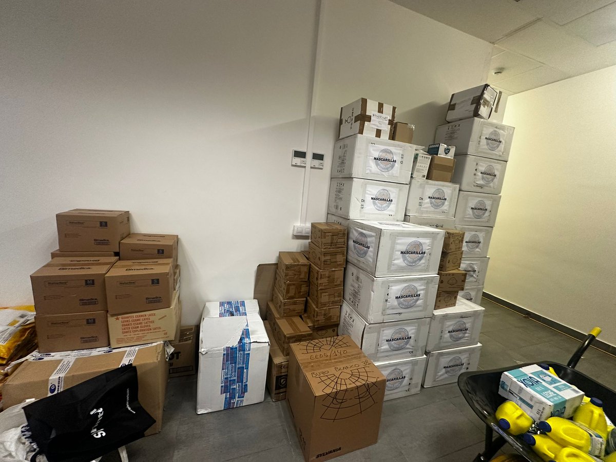 Babeszibilaeus1's tweet photo. Agrupaciones de Protección civil de Euskadi entregando material de primera necesidad para los equipos de emergencia e intervinientes en Valencia debido a la dana. 
@Babeszibilaeus1
Algunas bajan en el día y otras se quedan a trabajar coordinadas por el puesto de mando. https://t.co/j63Jn5tB8y