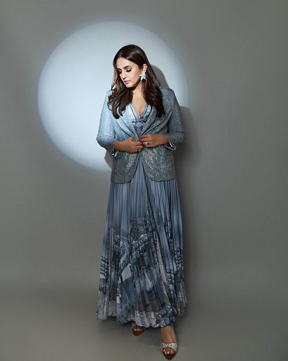 mid_day's tweet photo. Huma Qureshi turning heads in a bold blue ensemble! Flawless!
#HumaQureshi #StyleGoals #FashionQueen #BlueVibes #EleganceInBlue #FashionInspo #BoldInBlue #MiddayEntertainment https://t.co/xz9k9LMu3E