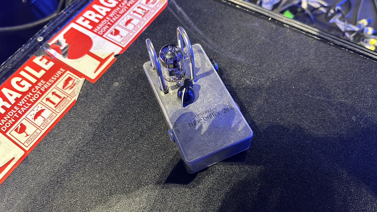 koki_bonez_tor's tweet photo. 最近GETしたBeyond Tube Buffer 2s！
チューナーアウト追加の改造してもらいました。

真空管アンプ鳴らすのが難しい環境ではKemper使ってるんだけど、これをプリに繋ぐと真空管のウネリと艶が出てギター弾くのがもっと楽しくなりました。

次Kemper稼働させるのが楽しみ！
音楽最高！！

@ThingsInc1 https://t.co/DkvT7RgP9X