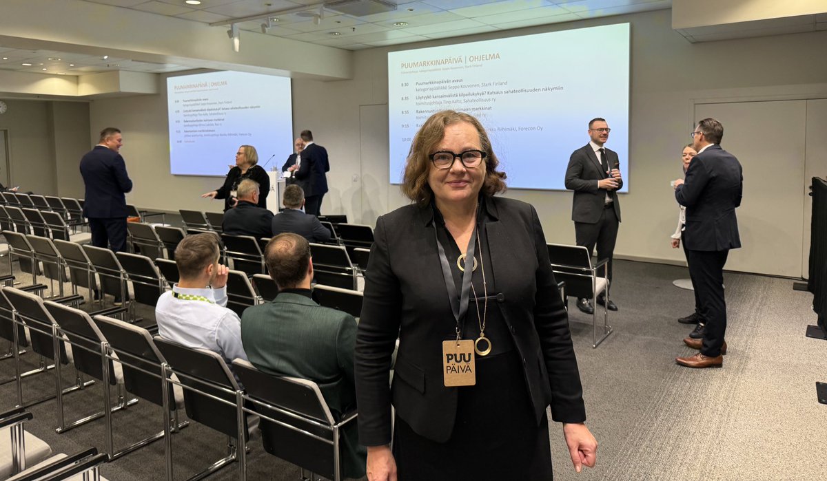 Kohta starttaa #puupäivä Messukeskuksessa!  Paikalla puurakentamisesta ja sen kehittämisestä kiinnostuneita tahoja.
Puheenvuoroni "Rakennustuotteiden kotimaan markkinat" klo 8.55-9.15 (sali 103).