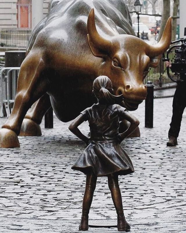 womensart1's tweet image. Fearless Girl, 2017 by sculptor Kristen Visbal #WomensArt