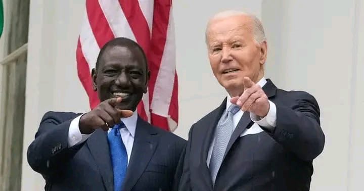 Angalia ile camera uwaambie pia wewe ni one term president 🤣🤣🤣