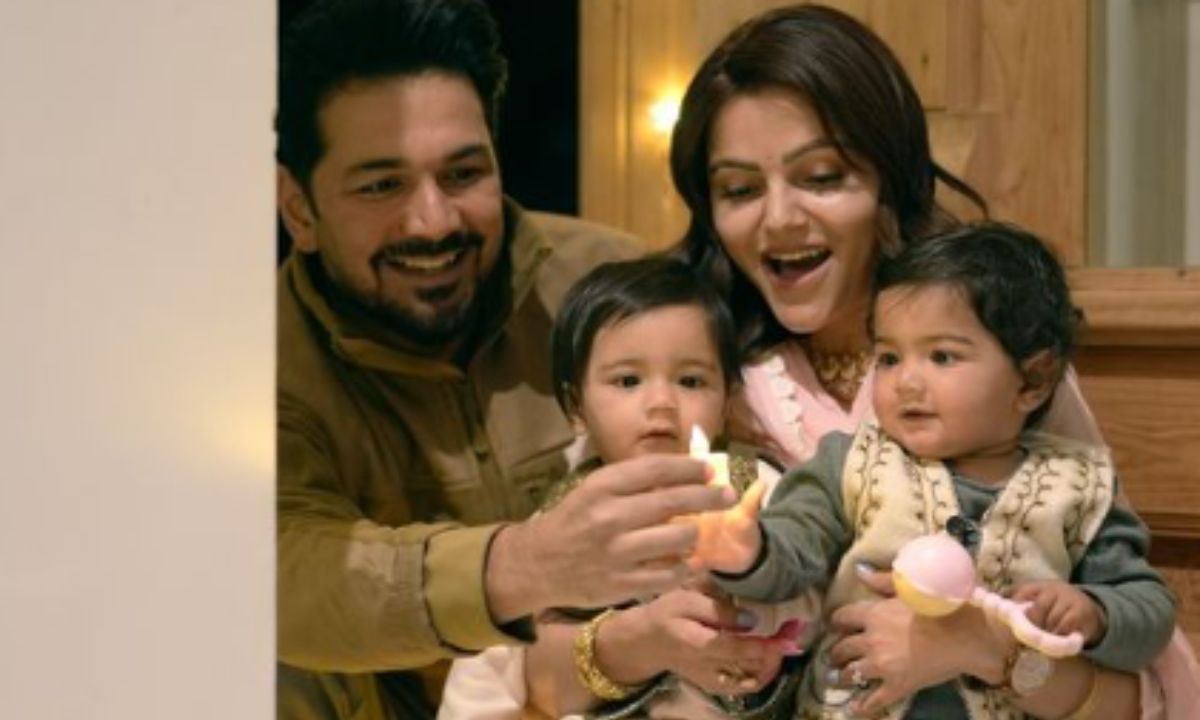 thehauterrfly's tweet image. Abhinav Shukla Posts Diwali Pics With Rubina Dilaik, Daughters And It's Pure Bliss! -  hauterrfly.com/entertainment/… 
#AbhinavShukla #Diwali2024 #Entertainment #RubinaDilaik