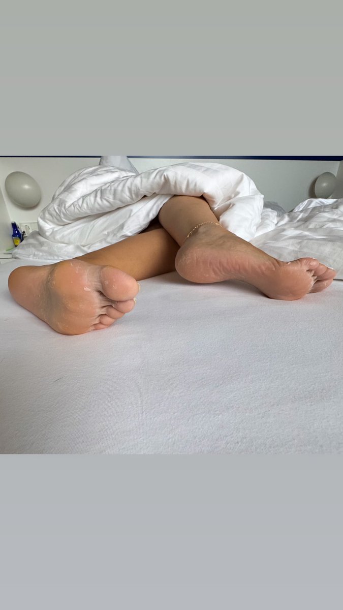 DeborahSmith_08's tweet photo. Guten Morgen meine Suchtis ๐
Kaffe ist fรคllig โ๏ธ
Tipfunder hat schon geรถffnet ๐
#inthebed #feet #soles #toes
@rt_feet @user385u @feet_rt_loser @Feetcentral13 @UgurCan19881903 https://t.co/AeBMs14FPZ