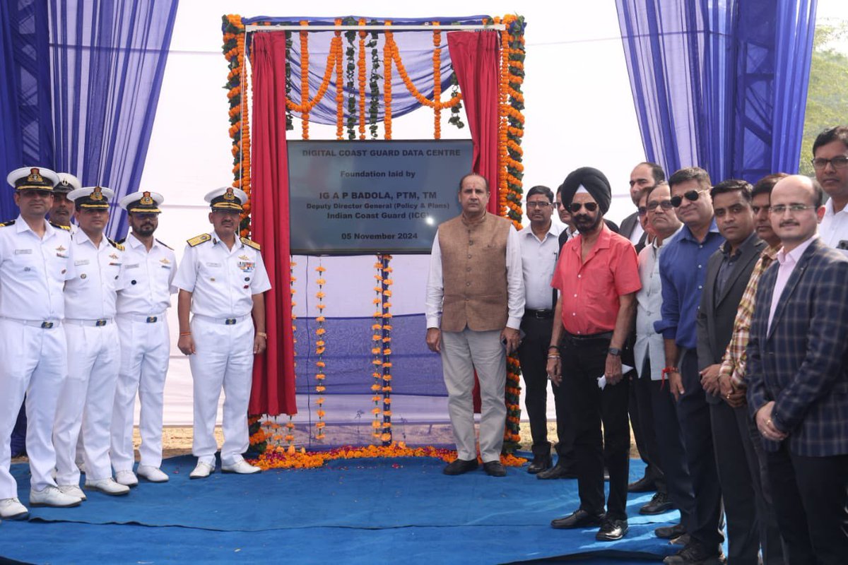AIRNewsHindi's tweet photo. भारतीय तटरक्षक बल (@IndiaCoastGuard) के उपमहानिदेशक आनंद प्रकाश बडोला ने नई दिल्ली के महिपालपुर में डिजिटल तटरक्षक परियोजना के डेटा सेंटर की आधारशिला रखी।
तटरक्षक बल के लिए रणनीतिक रूप से महत्वपूर्ण यह परियोजना प्रौद्योगिकी प्रगति का प्रमाण साबित होगी।
#DigitalIndiaVision https://t.co/dChfnKmcxC