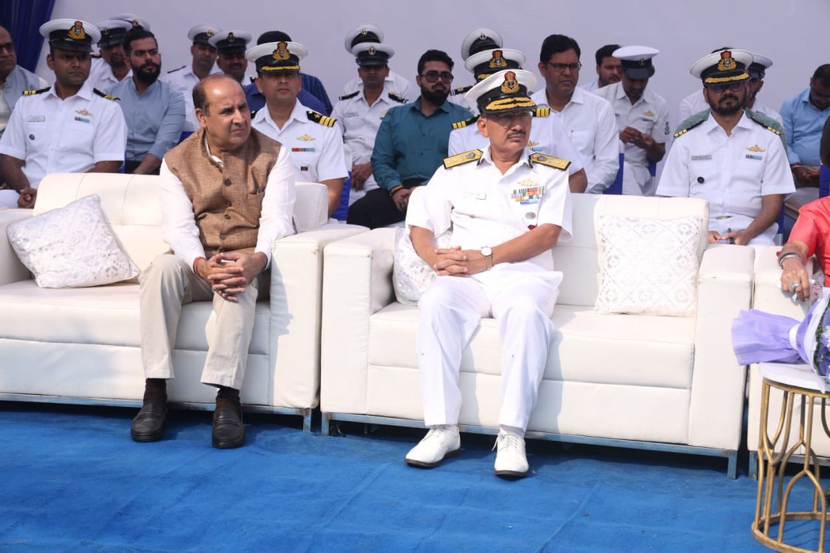 AIRNewsHindi's tweet photo. भारतीय तटरक्षक बल (@IndiaCoastGuard) के उपमहानिदेशक आनंद प्रकाश बडोला ने नई दिल्ली के महिपालपुर में डिजिटल तटरक्षक परियोजना के डेटा सेंटर की आधारशिला रखी।
तटरक्षक बल के लिए रणनीतिक रूप से महत्वपूर्ण यह परियोजना प्रौद्योगिकी प्रगति का प्रमाण साबित होगी।
#DigitalIndiaVision https://t.co/dChfnKmcxC
