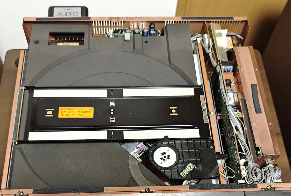 MDP-999、電源トランスを3個も積んでいて凄い仕様… LD用とCD用で別の