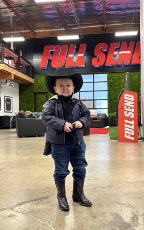 هاريس دافعه لكاردي بي وبيونسيه و تايلور سويفت واغلب المؤثرين يدعمونها

اللي فوزوا ترامب