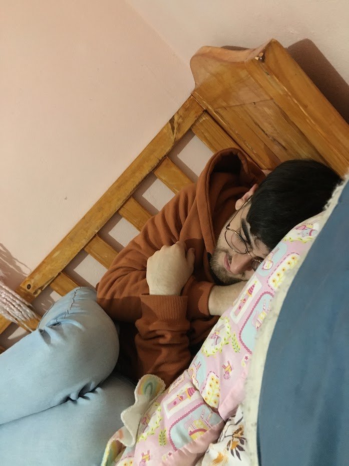TatonOfficial's tweet photo. me mandaron a mimir a la cuna 😤 https://t.co/Z3sj6NeZQK