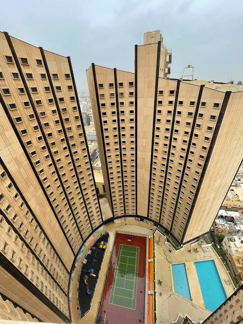 Mzad__SA's tweet photo. 🤔ماذا تعرف عن 

🏢أبراج الخالدية - Khaldiya Towers 🏢

📅في تاريخ 28 فبراير 1984 تم افتتاح أبراج الخالدية التي كانت في حينها أطول أبراج في المملكة.

🗺️تقع #أبراج_الخالدية في وسط مدينة الرياض على شارع الخزان https://t.co/eKGKCEfGEs

تتكون الأبراج من أربعة أبراج , ثلاثة منها سكنية وواحد تجاري
وتضم أبراج الخالدية محلات تجارية فاخرة لأشهر الماركات العالمية من 23 دوراً، 
وأبراجا سكنية تتكون من 23 و30 دوراً، 
وفندقا يتكون من 27 دوراً، 
بالإضافة إلى 660 وحدة سكنية و550 وحدة فندقية 
و300 وحدة مكاتب و100 معرض 
وهي ما يقارب 150.000 متر مربع من المساحات التجارية القابلة للتأجير، 
بالإضافة إلى المواقف المظللة للسيارات التي تتسع لأكثر من 870 سيارة والعديد من المرافق الأخرى.

#سيتي_سكيب_2024