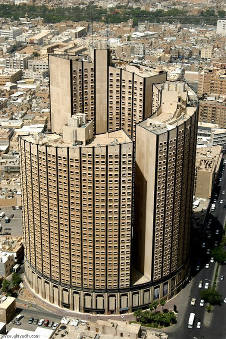 Mzad__SA's tweet photo. 🤔ماذا تعرف عن 

🏢أبراج الخالدية - Khaldiya Towers 🏢

📅في تاريخ 28 فبراير 1984 تم افتتاح أبراج الخالدية التي كانت في حينها أطول أبراج في المملكة.

🗺️تقع #أبراج_الخالدية في وسط مدينة الرياض على شارع الخزان https://t.co/eKGKCEfGEs

تتكون الأبراج من أربعة أبراج , ثلاثة منها سكنية وواحد تجاري
وتضم أبراج الخالدية محلات تجارية فاخرة لأشهر الماركات العالمية من 23 دوراً، 
وأبراجا سكنية تتكون من 23 و30 دوراً، 
وفندقا يتكون من 27 دوراً، 
بالإضافة إلى 660 وحدة سكنية و550 وحدة فندقية 
و300 وحدة مكاتب و100 معرض 
وهي ما يقارب 150.000 متر مربع من المساحات التجارية القابلة للتأجير، 
بالإضافة إلى المواقف المظللة للسيارات التي تتسع لأكثر من 870 سيارة والعديد من المرافق الأخرى.

#سيتي_سكيب_2024