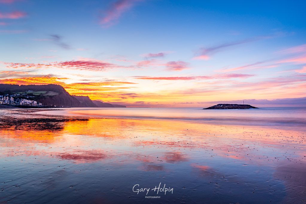 Good morning! 😁  

Next on 'on the beach' week, is a beautiful sunrise reflected in the wet sands of #Sidmouth Beach...

#dailyphotos #wednesdayvibe #thephotohour #stormhour