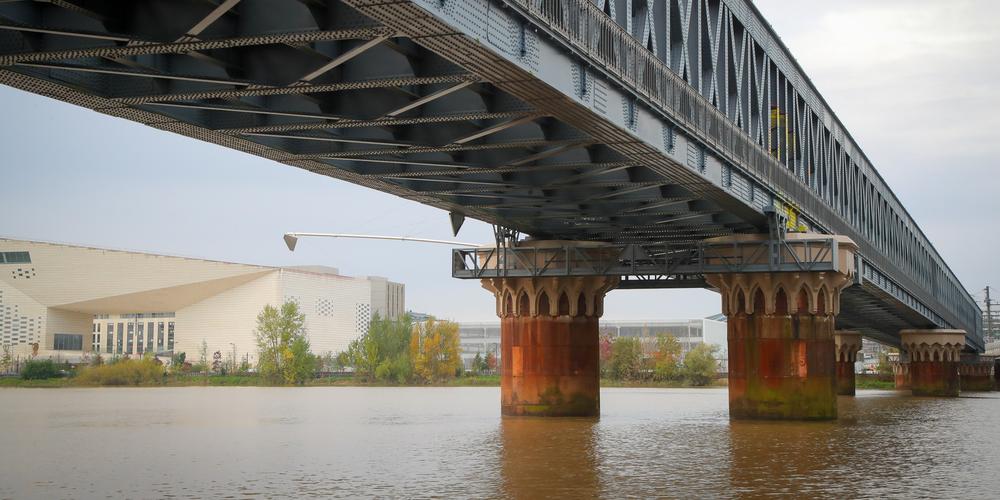 BMABordeaux's tweet photo. En images. Bordeaux : balade en avant-première sur la nouvelle liaison La Benauge-Bègles du Bato.
▶️ https://t.co/xgd8kMy1wx
#Bordeaux #BordeauMétropole #BordeauxBastide #Bègles #BordeauxBenauge #Transports #Mobilité #MobilitéDouce #Bato #BatCub #TBM #NavetteFluviale https://t.co/DVZSYb5EDn