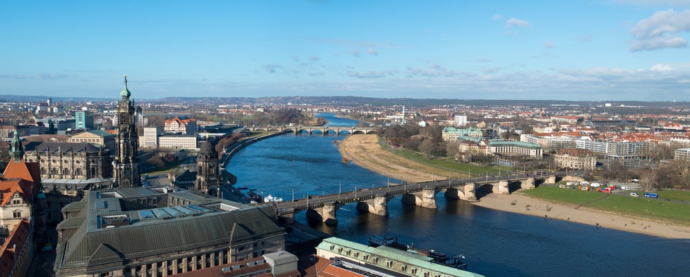 Symbol des Versagens? Die Carolabrücke steht exemplarisch für die deutsche Sanierungsmisere! 🚧🔧 Erfahren Sie mehr über die Herausforderungen! #baukunstart #initiativebaukunst #Sanierung
baukunst.art/symbol-des-ver…