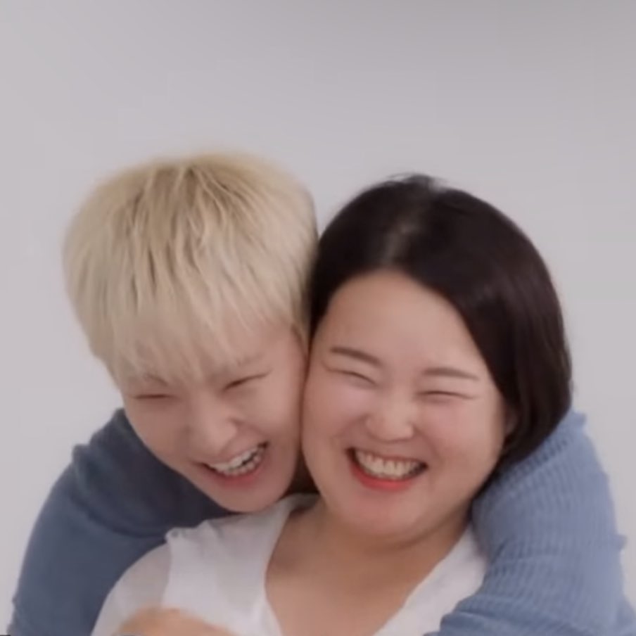 sounds_of_cheol's tweet photo. "hoshi hyung has transformed into his mother" 

then hoshi's mom was literally there 😭 https://t.co/aeMpyk3yXd