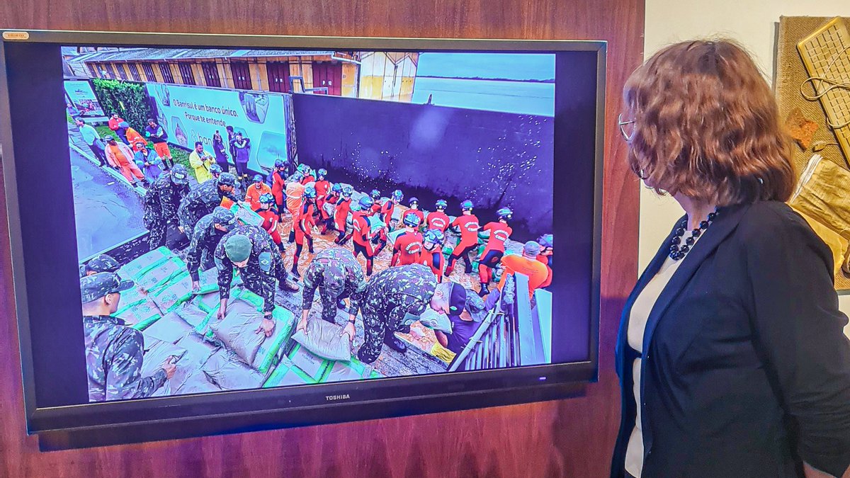 Ontem, na exposição “De Modelo a Toda Terra” no Senado, fiquei impressionada com as imagens que capturam a força e a resiliência do povo gaúcho diante das duras consequências das enchentes, além da solidariedade dos brasileiros de outros estados que vieram em apoio.