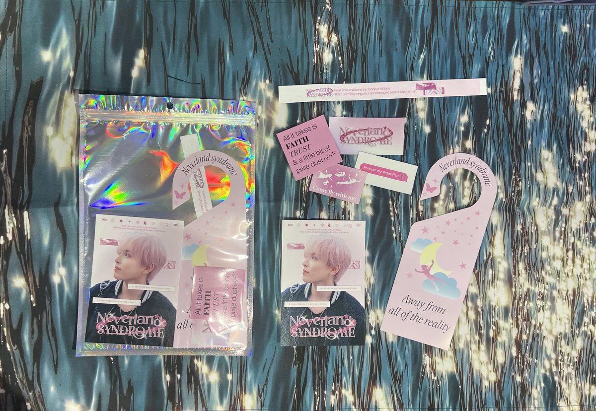 0nlyCAPTAIN's tweet photo. 𝐍𝐄𝐕𝐄𝐑𝐋𝐀𝐍𝐃 𝐒𝐘𝐍𝐃𝐑𝐎𝐌𝐄

໒꒱·°✧ GOODS DETAIL

#피터팬의_영원한_약속
#Neverland_for_Hongjoong https://t.co/ljyjRY8psh