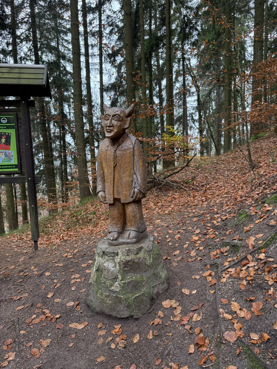 retroturistika's tweet photo. Pohádková trasa na hrad Kynžvart je zpestřena dřevěnými sochy s pohádkovými bytostmi #vylet #turistika #cesko #fotocesty #sochy #travel #czechia #hiking #trip #autumn #sculpture https://t.co/xtlyqGCeA7