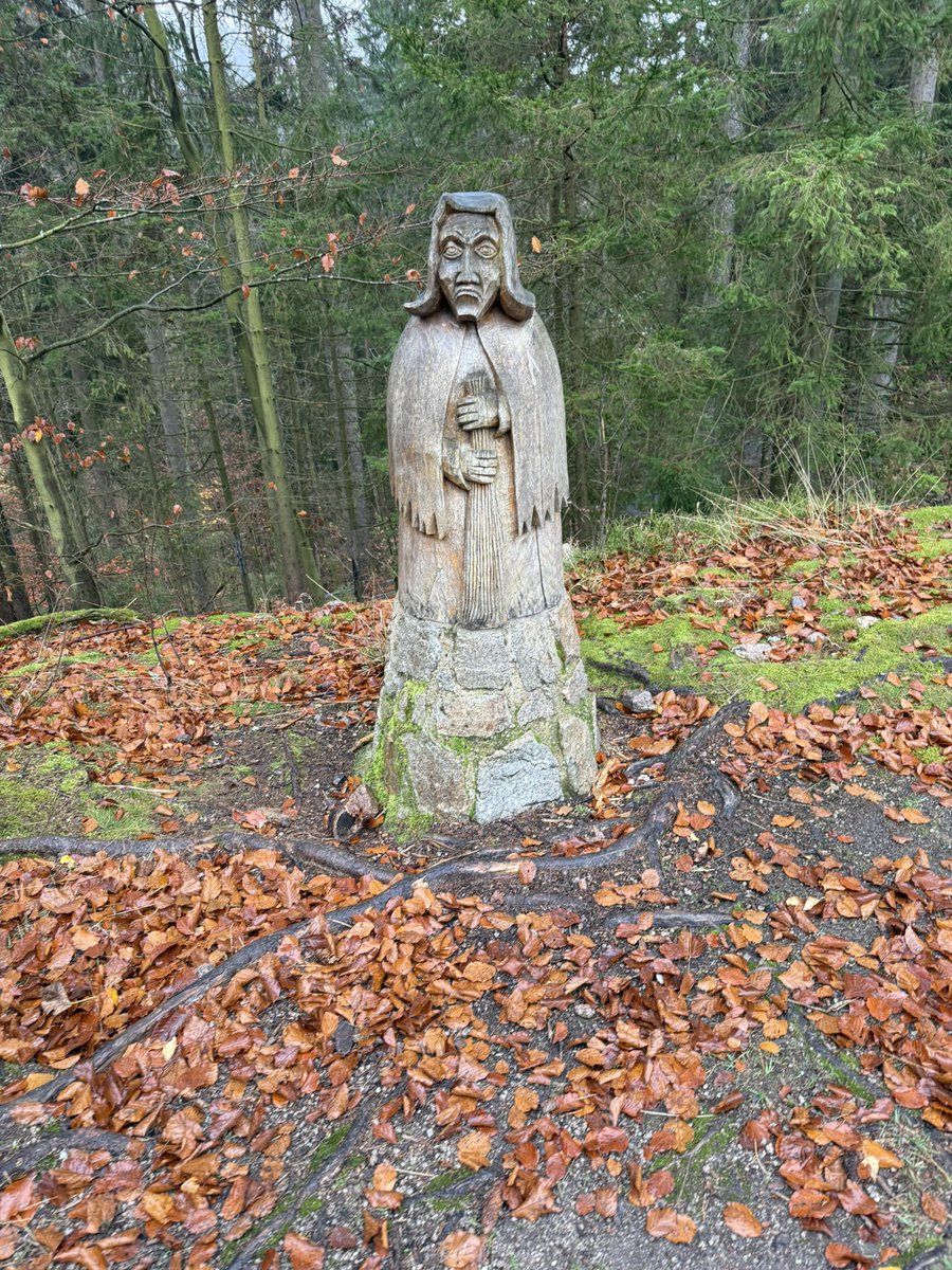 retroturistika's tweet photo. Pohádková trasa na hrad Kynžvart je zpestřena dřevěnými sochy s pohádkovými bytostmi #vylet #turistika #cesko #fotocesty #sochy #travel #czechia #hiking #trip #autumn #sculpture https://t.co/xtlyqGCeA7