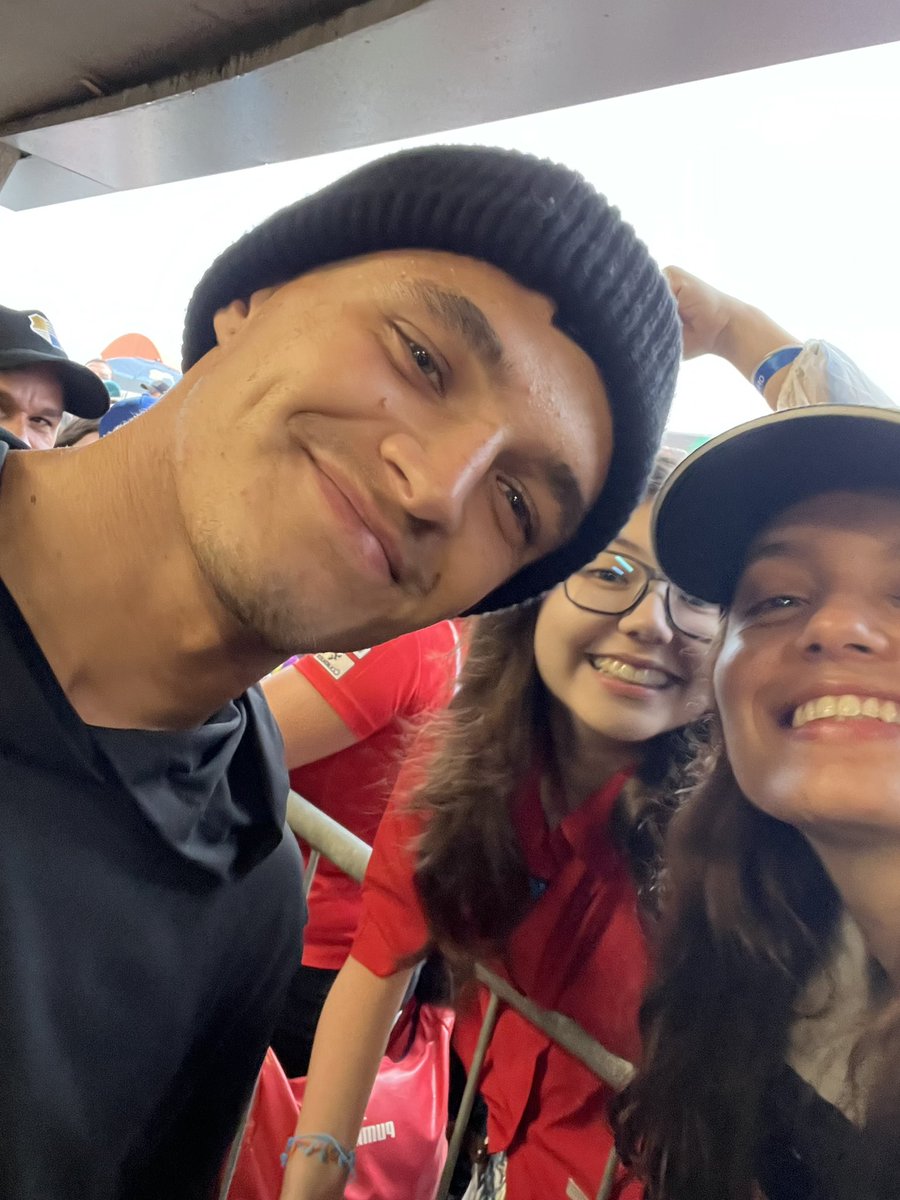 llluena's tweet photo. e aí pra fechar o final de semana, pude ver de pertinho quem eu admiro. 🥹 esse momento parecia tão distante pra mim. tô feliz demais. é isso. 🤍 
@OconEsteban @LandoNorris @gabortoleto85 @Carlossainz55 https://t.co/8GyYgxRM3c