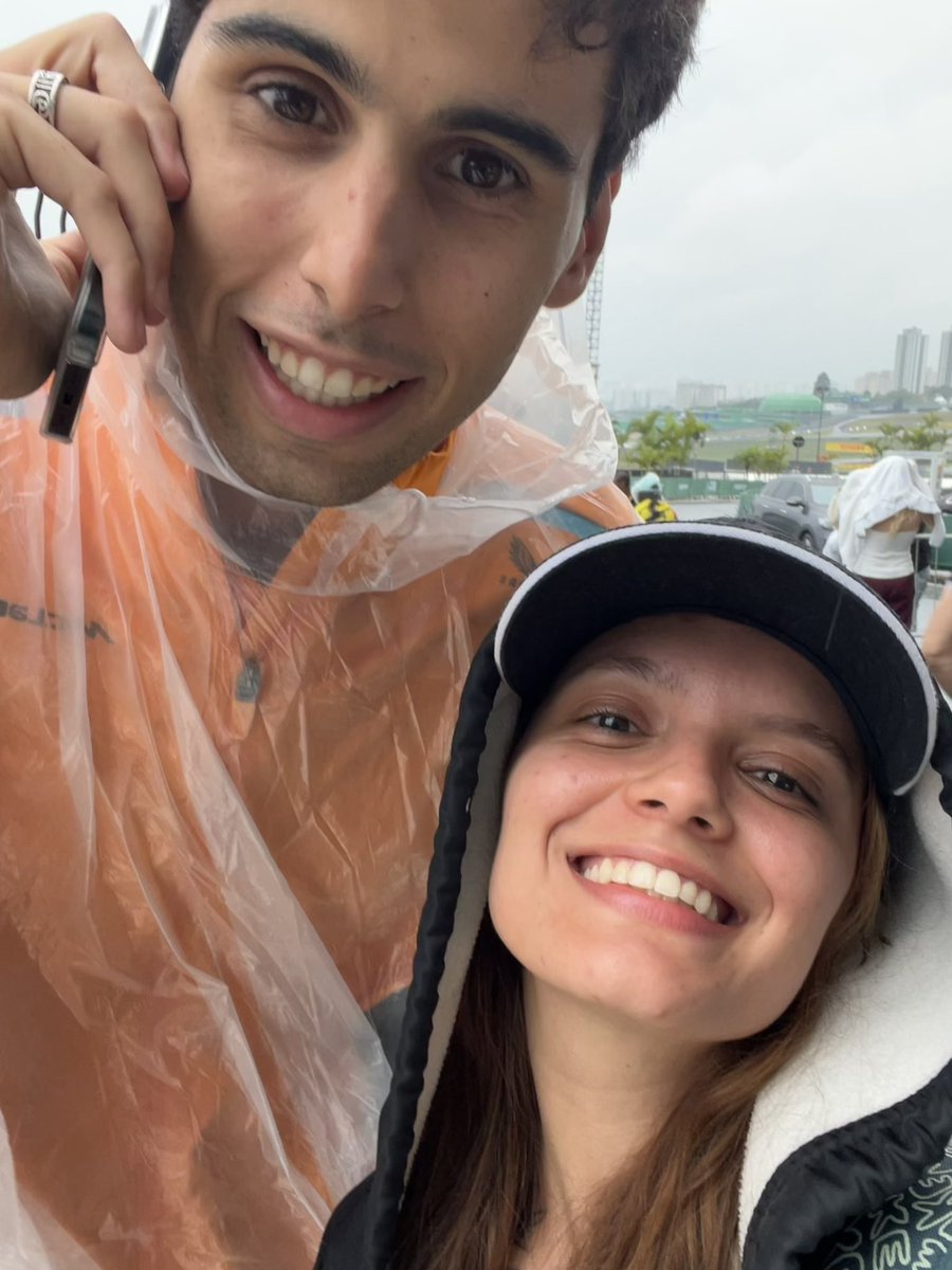 llluena's tweet photo. e aí pra fechar o final de semana, pude ver de pertinho quem eu admiro. 🥹 esse momento parecia tão distante pra mim. tô feliz demais. é isso. 🤍 
@OconEsteban @LandoNorris @gabortoleto85 @Carlossainz55 https://t.co/8GyYgxRM3c