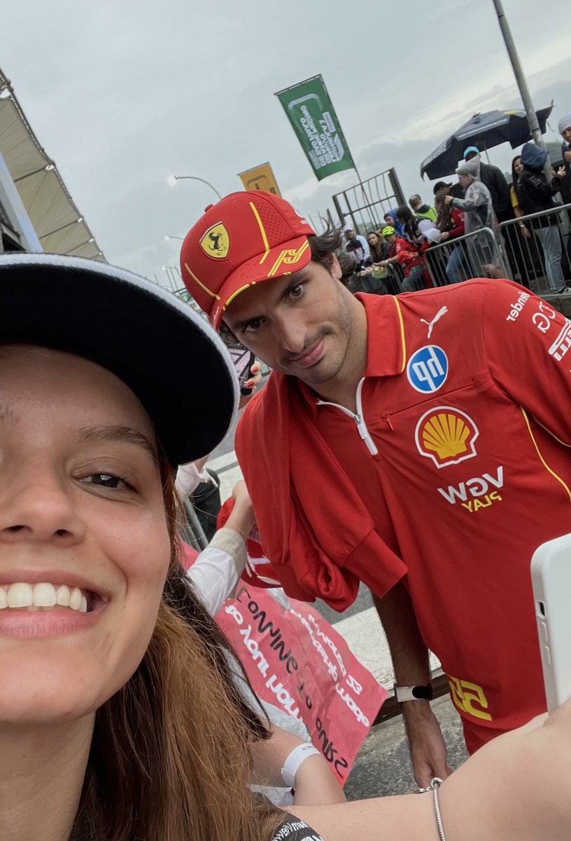 llluena's tweet photo. e aí pra fechar o final de semana, pude ver de pertinho quem eu admiro. 🥹 esse momento parecia tão distante pra mim. tô feliz demais. é isso. 🤍 
@OconEsteban @LandoNorris @gabortoleto85 @Carlossainz55 https://t.co/8GyYgxRM3c