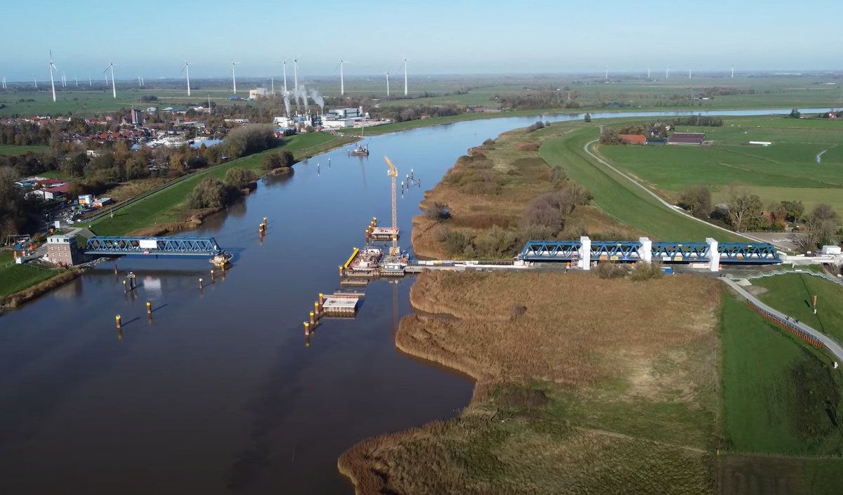 DanielsTweeties's tweet photo. De #Friesenbrücke lijkt steeds meer op een brug. Het zal nog wel een jaar duren voor Groningen-Leer weer normaal rijdt, al hoop ik dat onze politici zich op alle lagen hard maken voor treinen naar #Bremen. Zie de november update van #ShipTV #Schiffskanal.
https://t.co/t3BL7iaYM9 https://t.co/n4bDKn3FxU
