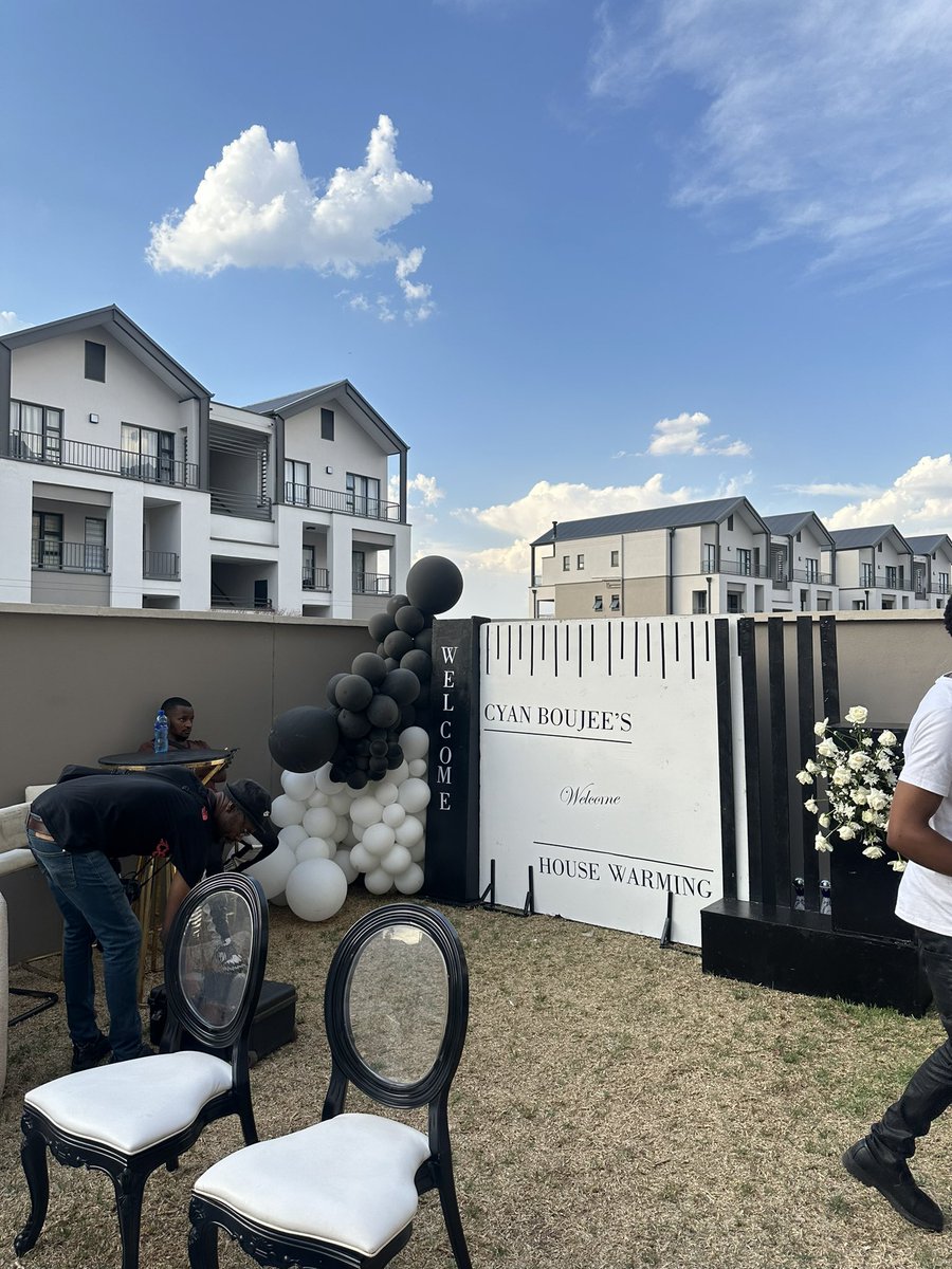 Nat_Mtsenga's tweet photo. Sunday’s office🧑‍🍳- Cooked and served at Sesi Cyan’s housewarming party✨👊🏾. https://t.co/AHFCbfzakA