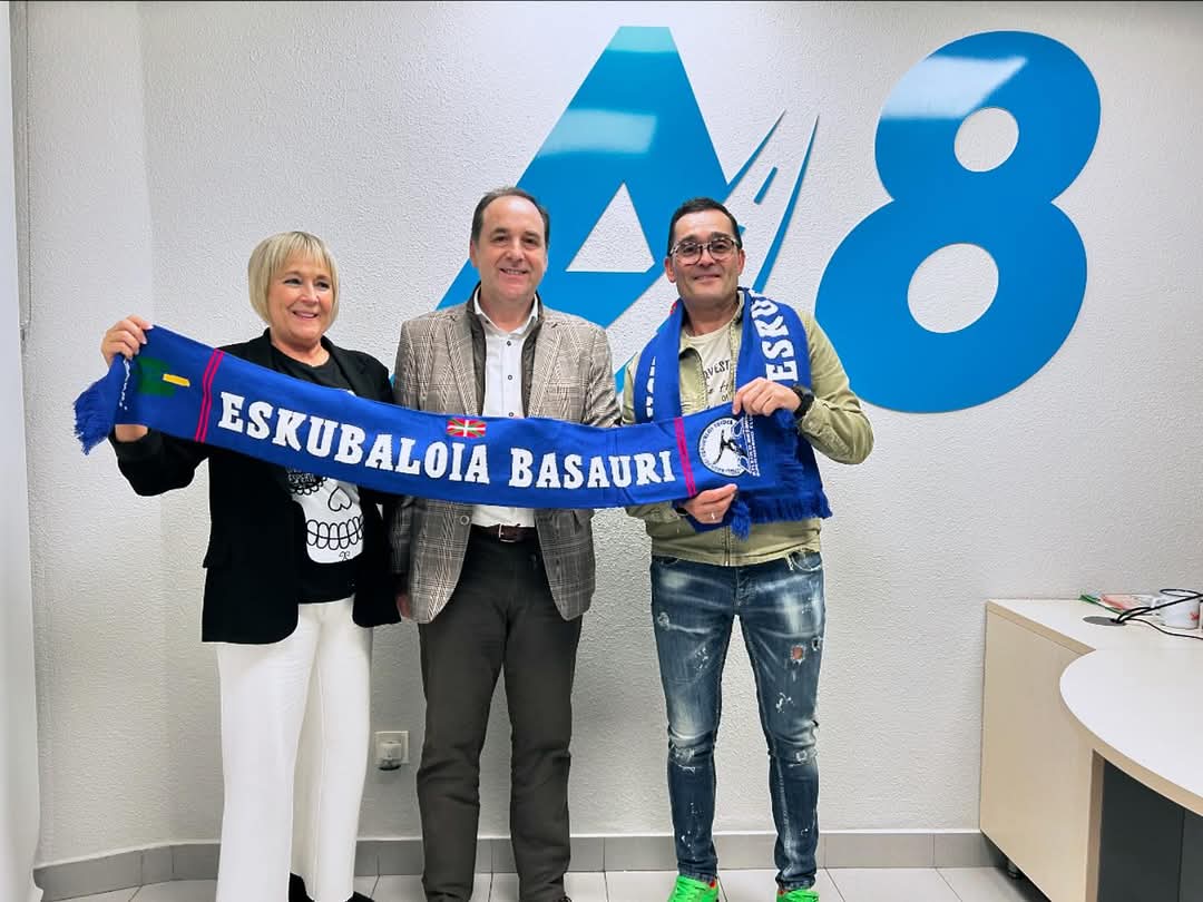 atlbasauri's tweet image. 𝑩𝑨𝑩𝑬𝑺𝑳𝑬 𝑩𝑬𝑹𝑹𝑰𝑨!!!!🫱🏽‍🫲🏼🫱🏽‍🫲🏼🫱🏽‍🫲🏼

Desde @atl.basauri_balonmano , queremos dar las gracias de corazón 💙❤️a @a8autoeskola a8autoeskola por unirse a nuestra familia como patrocinador 🙏.