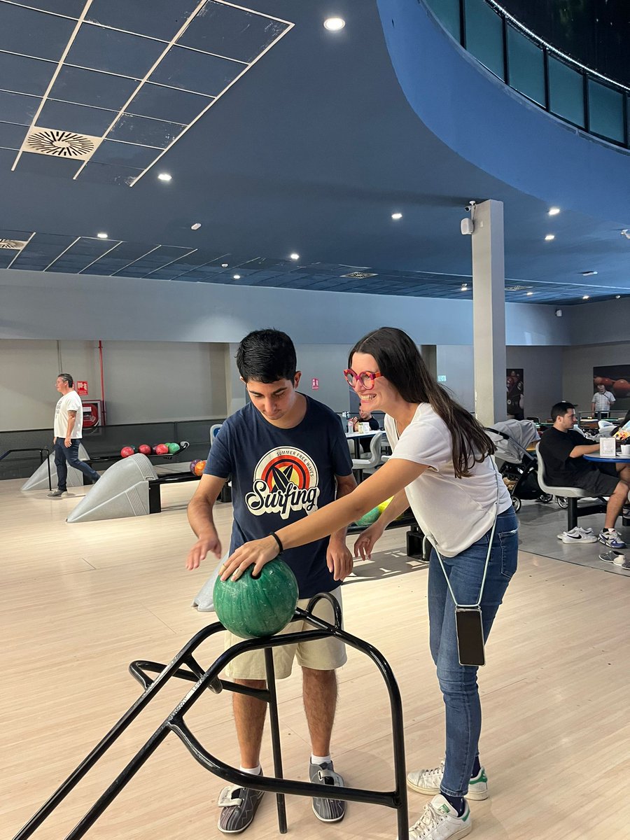 Hoy traemos una recopilación de fotos del servicio de Ocio del pasado mes de octubre. ¡¡¡Hemos ido de senderismo, a la bolera, a Costajump, a los cines nuevos de Bahía Mar, a comer por Jerez, al McDonald's y a los recreativos!!!