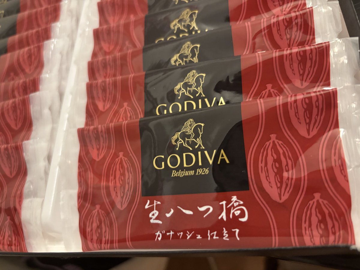 campdog5's tweet photo. GODIVAの生八ツ橋、美味い✨
値段は、八ツ橋以上GODIVA未満という感じで、どちらかというとお手頃な感じがした😋 https://t.co/iO1CBk326w