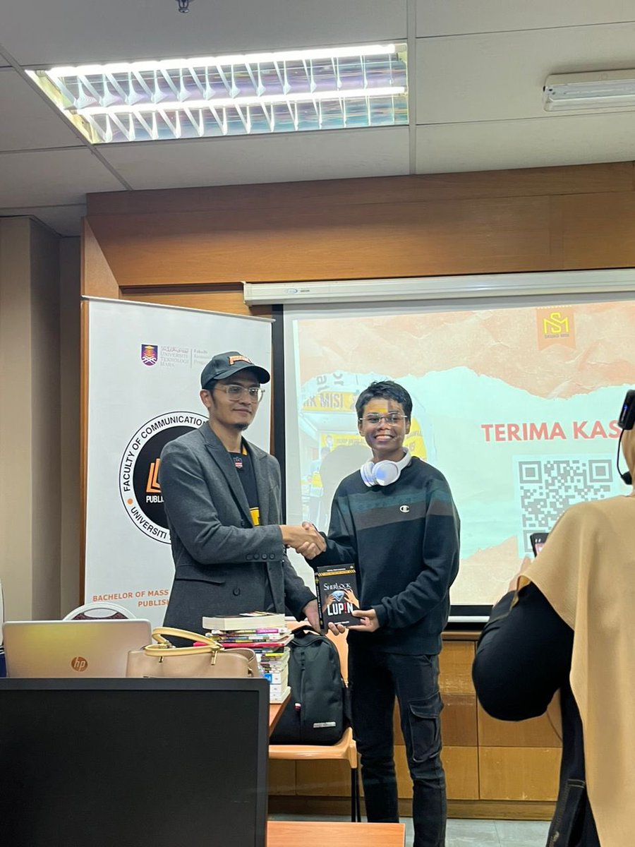 mb_yy26's tweet photo. Sesi perkongsian ‘Comic Book Publication Talk by Skuad MISI’ yang disampaikan oleh Puan Husna Adnan (pengurus jualan Skuad Misi) hari ini di Fakulti Komunikasi dan Pengajian Media, Uitm Shah Alam.
#SkuadMisi
#commed2024
#masscommuitm
#journiefication
@uitmmasscomm72
@JRN500 https://t.co/jVAfNZWY4r