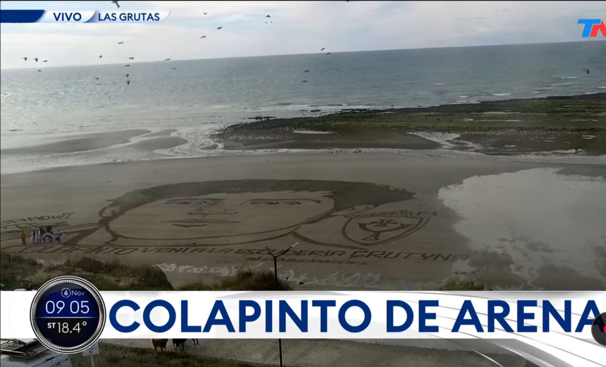 Hicieron un Colapinto gigante en la arena, miren lo que es eso JAJAJAJJA le tiene que llegar a él
