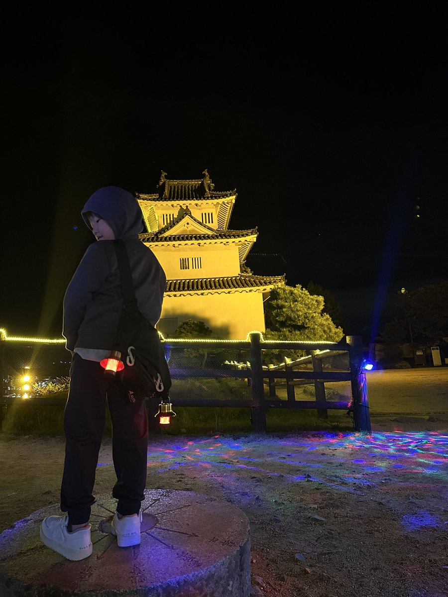 DAEG044824649's tweet photo. 夜散歩のお供にホコリタケハット🍄
お城入ってすぐは結構自転車通ってて視認性を高めるためにぶら下げてました
#ホコリタケハットひろめ隊 #ledlenser #ml4 #丸亀城 #子供とお散歩 https://t.co/7gPRNQikHN