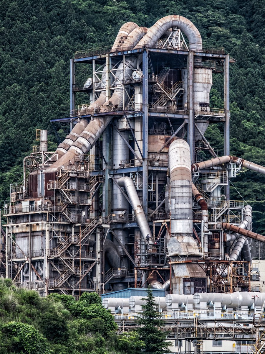 格好良さを追求したわけでは無いのに、機能美が溢れ出ちゃう大船渡のセメント工場