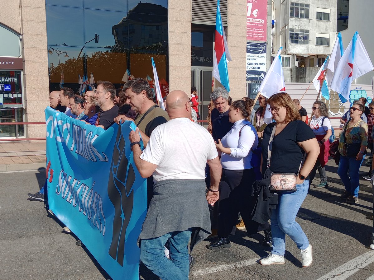 Xunto aos traballadores de Alsa Ferrolbus, en folga desde o mes de xullo, reclamando a aplicación do convenio provincial de transporte a todo o persoal.

A precarización do transporte público é unha deriva constante en igual que a inacción do goberno do PP en #Ferrol e na Xunta.