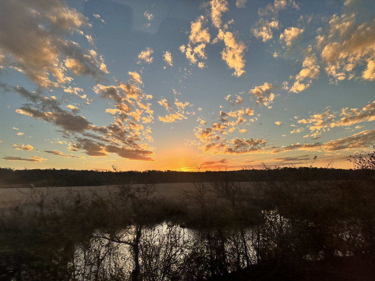 Views from Amtrak this morning. 

The news is unbearable. But we can’t ever give in. Our families, friends and country need us all to be strong and move forward together. Onward. 🇺🇸