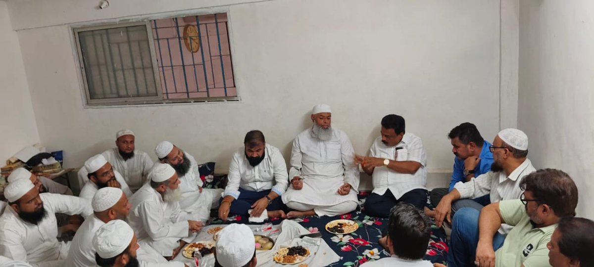 Samiullah_1971's tweet image. कल तक मुसलमानो के वोट को अपनी जागीर समझने ubt पार्टी के @prabhu_suneel
जो दिंडोशी विधानसभा से चुनाव लड रहे हैं 
आज पठान वाडी की गली /मोहल्ला घूम घूम मुसलमानो से वोट की भीक मांग रहें हैं 
कसमे वादों का सिलसिला चल रहा है 

आखिर ये नौबत आई क्यों ?

@sanjaynirupam @mieknathshinde