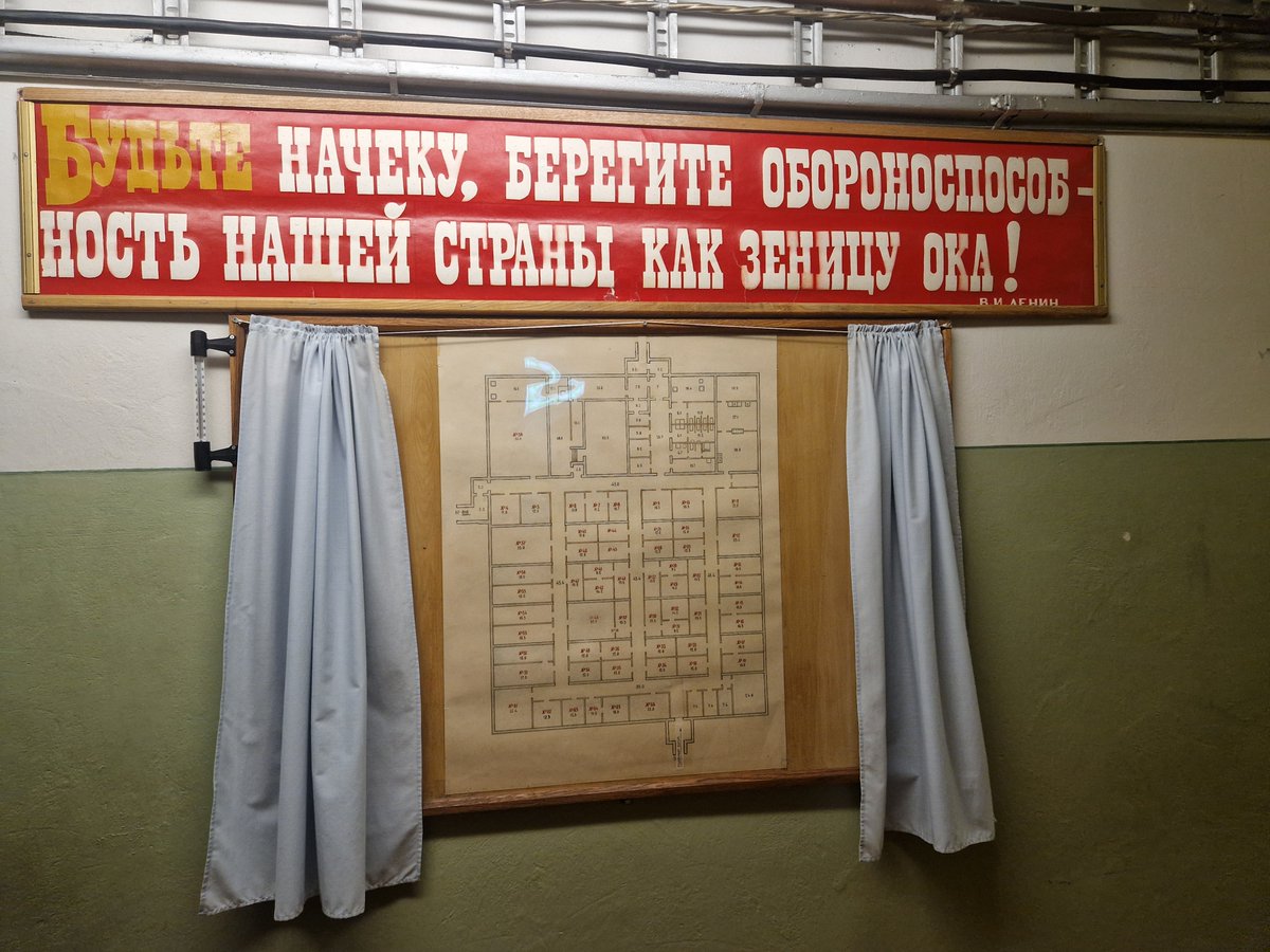 Bunkr pro vládu Lotyšské SSR u Līgatne #Lotyšsko 
Odtajněný až v roce 2003.
Chcete mít tajný bunkr v lesích, tak nad ním jako maskování postavíte rehabilitační centrum a kolem paneláky pro zaměstnance.
Plánek bunkru je za záclonkou, aby ho někdo neviděl omylem.
🧵1/5