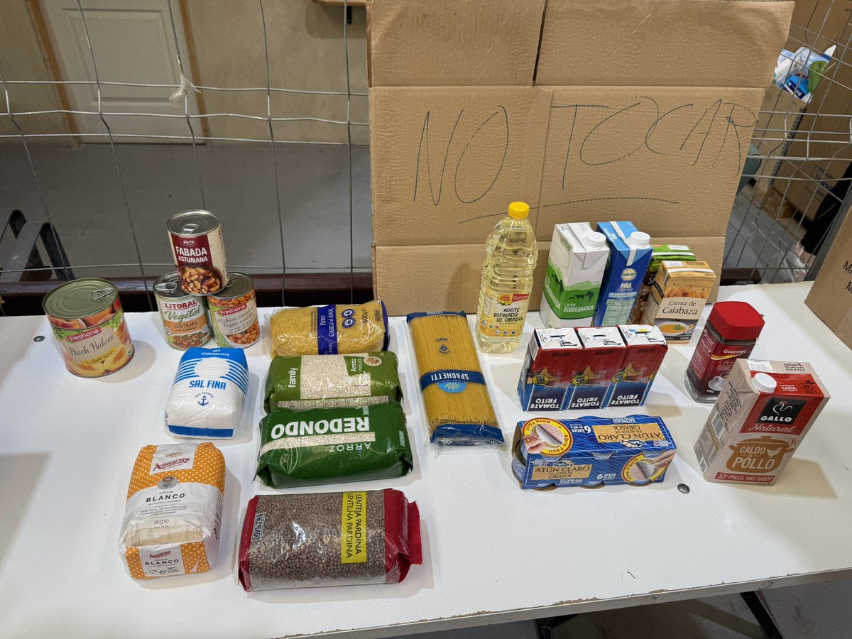 chefjoseandres's tweet photo. Con mi amigo Jaime Serra Presidente/fundador del banco de alimentos de Valencia @fesbal_org  que comenzaron desde el primer día.Y ahora conjuntamente con @WCKitchen y el apoyo del pueblo valenciano y de toda España repartiremos por cada pueblo miles de cajas de alimentos no perecederos y frutas y verduras hasta que las pequeñas tiendas etc y las comunicaciones se arreglen…lo llevaremos a cada barrio empezando mañana! Y llegando a los ancianos puerta a  puerta…..mañana seguirán el reparto de productos de limpieza también. La idea es descentralizar…
