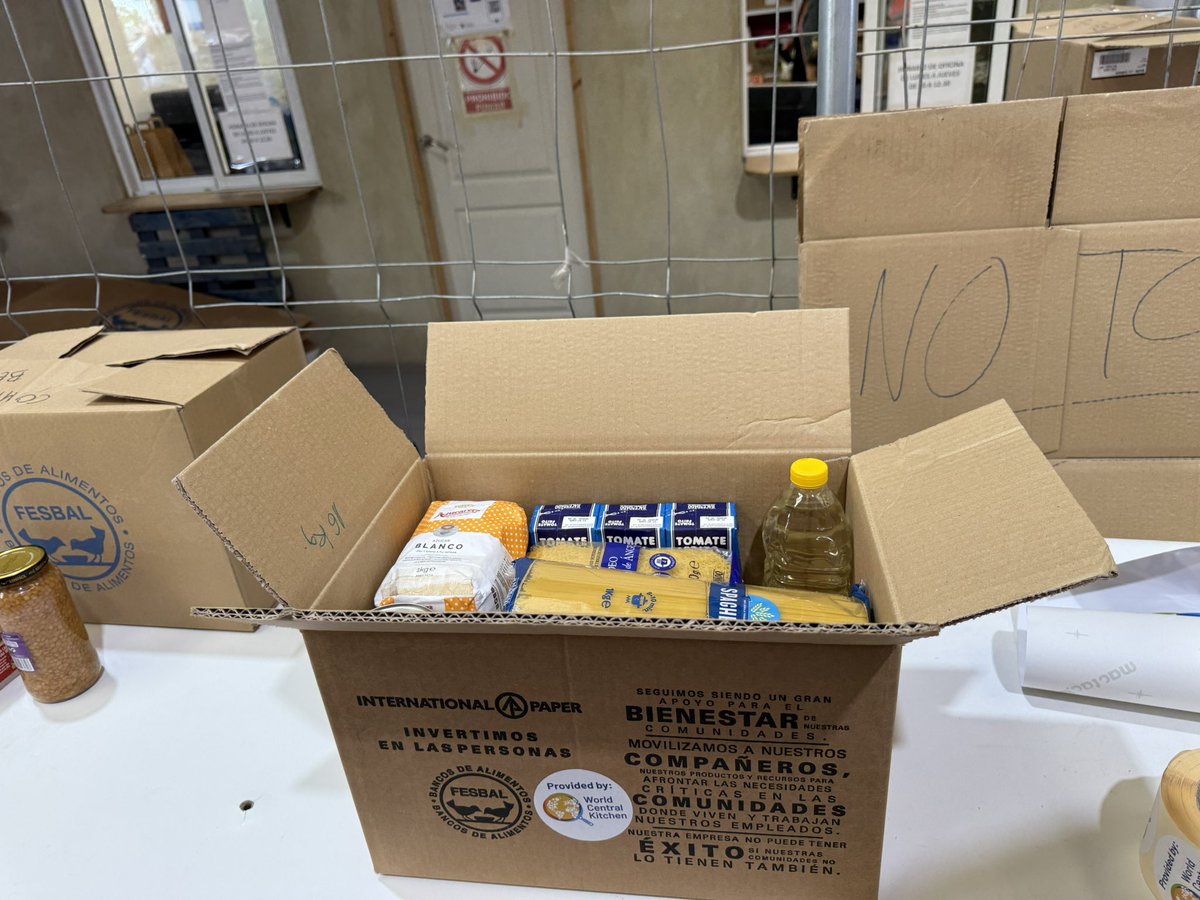 chefjoseandres's tweet photo. Con mi amigo Jaime Serra Presidente/fundador del banco de alimentos de Valencia @fesbal_org  que comenzaron desde el primer día.Y ahora conjuntamente con @WCKitchen y el apoyo del pueblo valenciano y de toda España repartiremos por cada pueblo miles de cajas de alimentos no perecederos y frutas y verduras hasta que las pequeñas tiendas etc y las comunicaciones se arreglen…lo llevaremos a cada barrio empezando mañana! Y llegando a los ancianos puerta a  puerta…..mañana seguirán el reparto de productos de limpieza también. La idea es descentralizar…