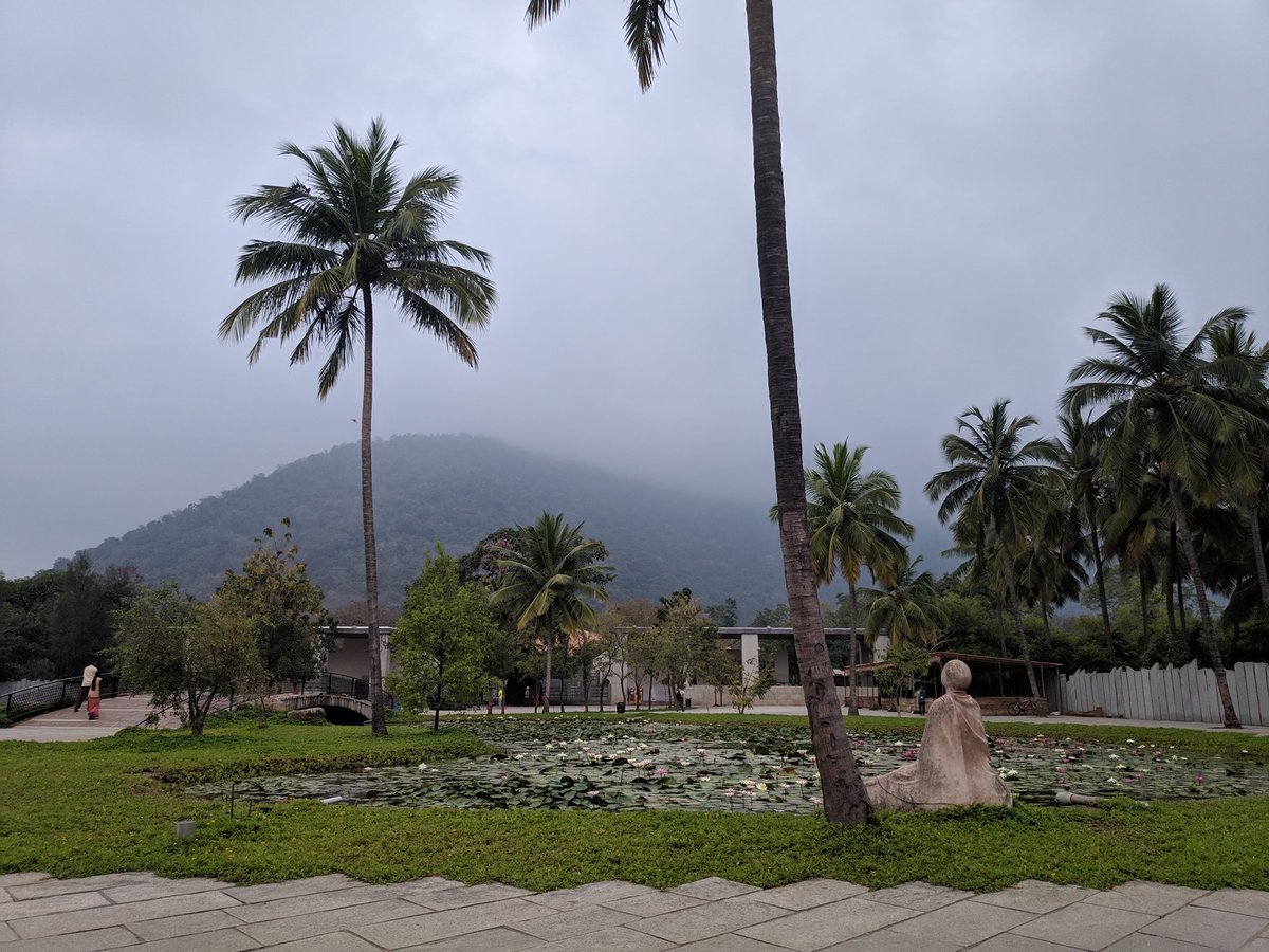 say_YestoLife's tweet photo. My first visit to the #IshaYogaCenter was in 2020 for #Mahashivratri volunteering. I felt truly blessed; everyone around me was so caring and kind. I loved everything about the place so much that I canceled my return ticket to stay longer. While returning i was in tears.🥹🌼 https://t.co/9Xaf4bdgUP