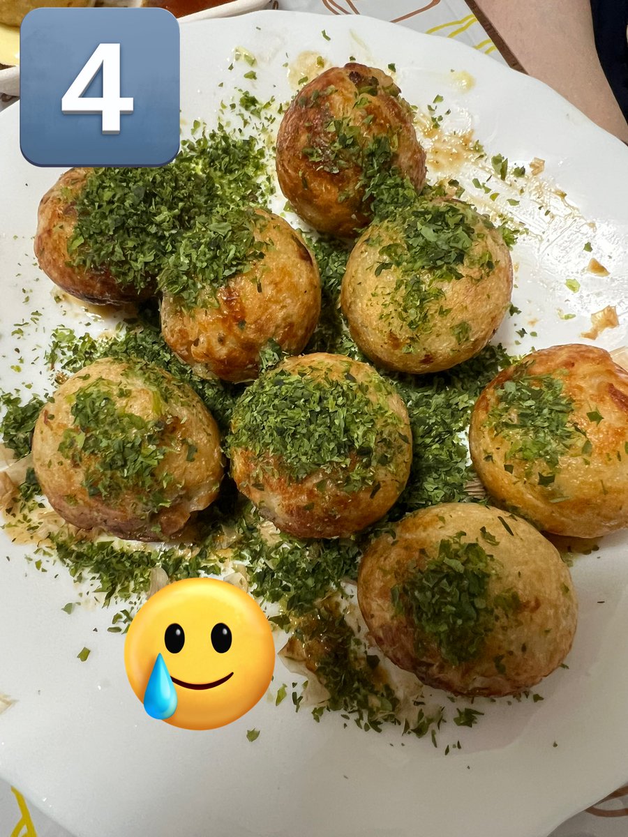 girigri07's tweet photo. 1️⃣お家たこ焼き
2️⃣こぼれた青のり（嫁）
3️⃣青のり摘む
4️⃣青のりかける😢

（俺がこぼしたら怒られる案件） https://t.co/naeut9egAY