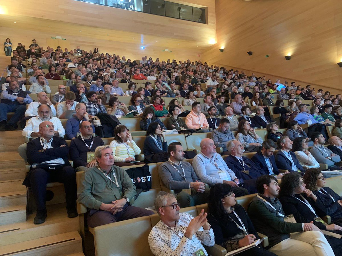 cuadernocampo's tweet photo. Primera jornada del III Encuentro @Phytoma en el que se abordan las claves de la protección inteligente del #viñedo. https://t.co/OYpvySPI3A