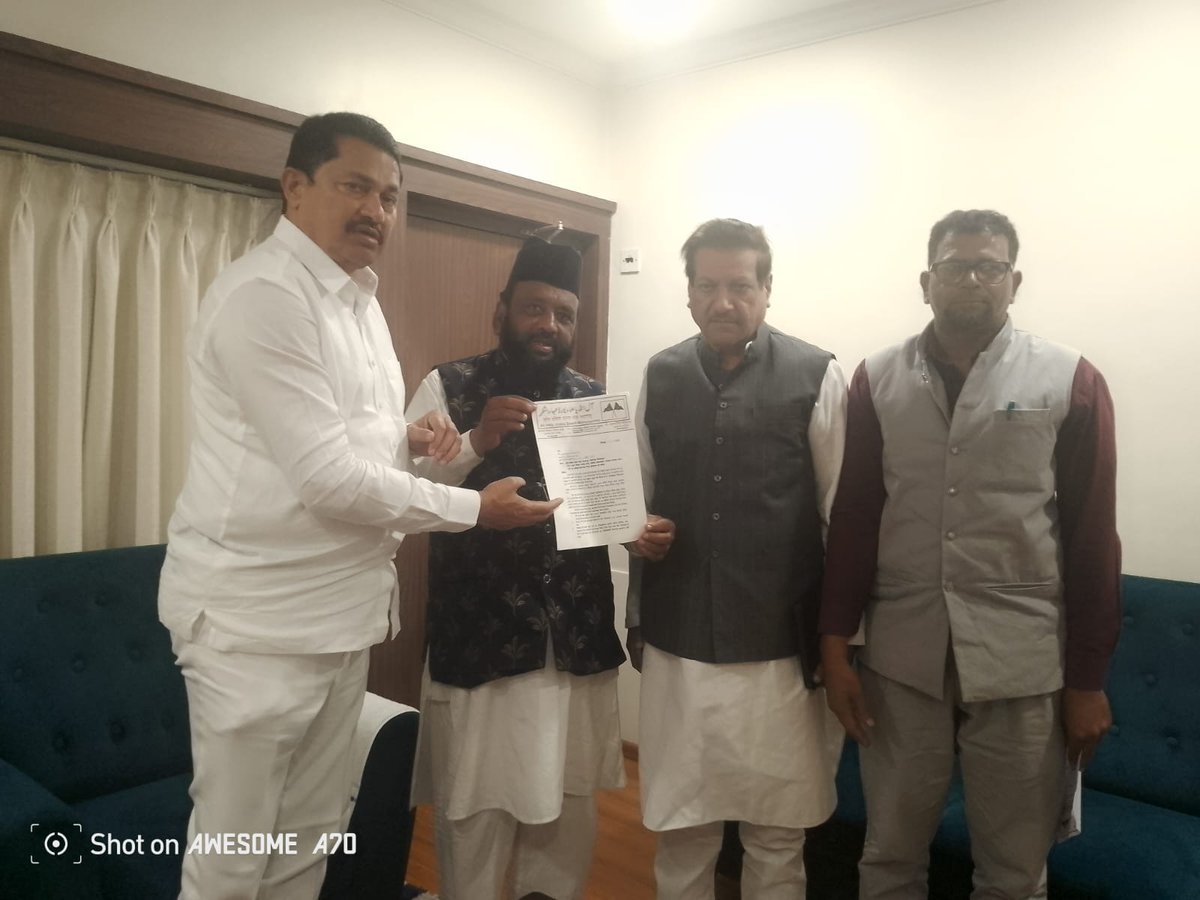 BJP4Maharashtra's tweet photo. एकदा खोटं बोललात तर सत्य लपविण्यासाठी हजारदा खोटं बोलावं लागतं. काँग्रेसची तशीच गत झाली आहे.

ऑल इंडियाचे उलमा बोर्डचे चेअरमन, नयाब अन्सारी यांनी ३१ ऑक्टोबर २०२४ ला दुपारी २.३९ मिनिटांनी फेसबुकवर केलेली पोस्ट पहा. यामध्ये खुद्द नयाब अन्सारी यांनी काँग्रेस अध्यक्ष नाना पटोले आणि पृथ्वीराज चव्हाण यांच्या सोबतचा फोटो पोस्ट केला. या फोटोमध्ये अन्सारी, नाना पटोले यांच्या हातून पत्र स्वीकारताना स्पष्ट दिसतं आहे. इतकंच नाही तर उलमा बोर्डाने केलेल्या सर्व मागण्या काँग्रेस सत्तेत आल्यास पूर्ण करणार याची ग्वाही देणाऱ्या पत्राचा फोटो देखील त्यांनी टाकला आहे. ज्याच्यावर काँग्रेस प्रदेशअध्यक्ष नाना पटोले यांची सही आहे.

इतके पुरावे असताना देखील काँग्रेस मात्र नाना पटोलेंची सही खोटी आहे म्हणत महाराष्ट्राच्या जनतेशी धादांत खोटं बोलत आहे.

काँग्रेसने उलमा बोर्डाच्या 17 समाजविघातक मागण्या मान्य केल्या आहेत. खरं तर हे महाराष्ट्रात अराजकता पसरवण्याचे  कटकारस्थानच आहे. यांचा हा कुटील डाव महाराष्ट्राच्या जनतेनं ओळखला आहे. याचं उत्तर महाराष्ट्राची जनता या निवडणूकीत नक्की देणार.
#ShameOnCongress #ShameOnCongress